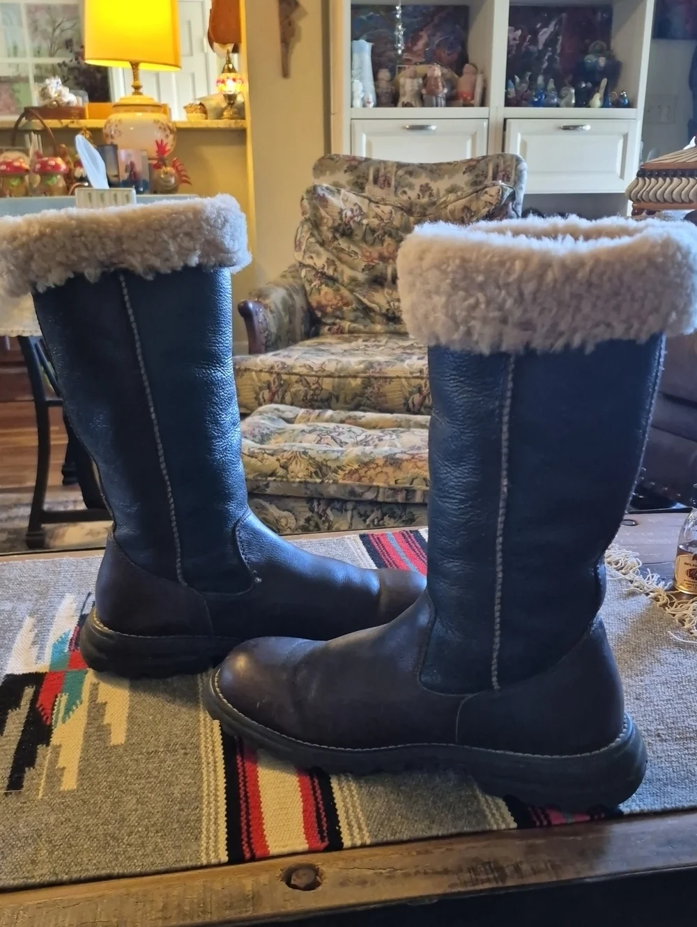 .UGG Brooks Tall model number 5490).VGC. Dark Brown Leather/sherling Insole